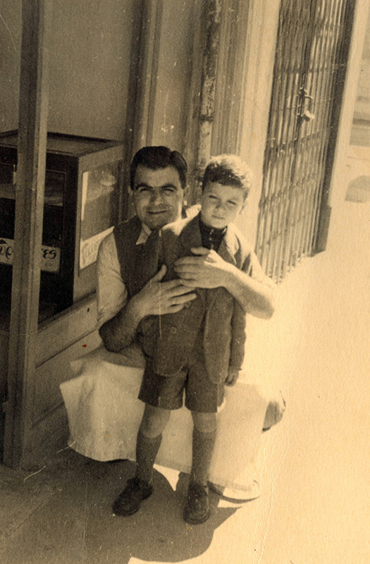 Παλιά φωτογραφία έξω από το κατάστημα ΑΙΓΑΙΟΝ