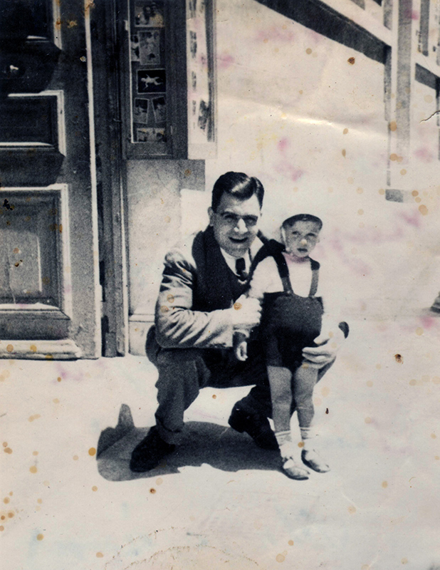 Οικογενειακή στιγμή μπροστά από το ΑΙΓΑΙΟΝ